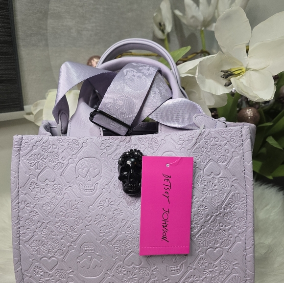 Betsey Johnson Skulls Lilac  Embossed  Satchel/Crossbody with webbing new - Picture 11 of 11